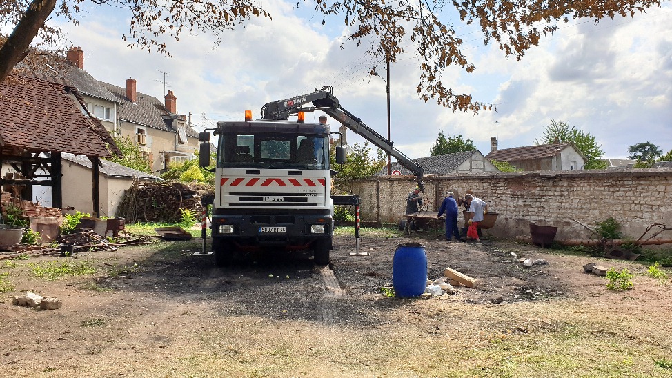 C'est la fin, il ne reste plus que la tache noire de l'incendie  la place de la loge